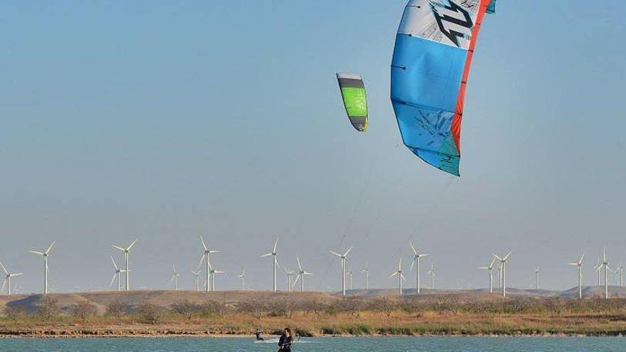 Denunciado por hacer &#039;kitesurf&#039; en un ibón glaciar del Pirineo