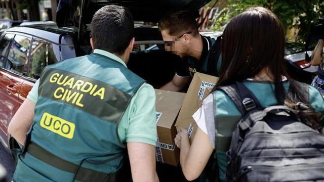 Agents de la Unitat Central Operativa de la Guàrdia Civil, a la seu central del PSOE el 27 de juny, s’emporten documents sobre el cas Leire. | RODRIGO JIMÉNEZ / EFE