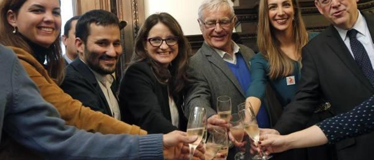 Mónica Oltra, en el centro, y Sandra Gómez, a la izquierda, en una celebración oficial.