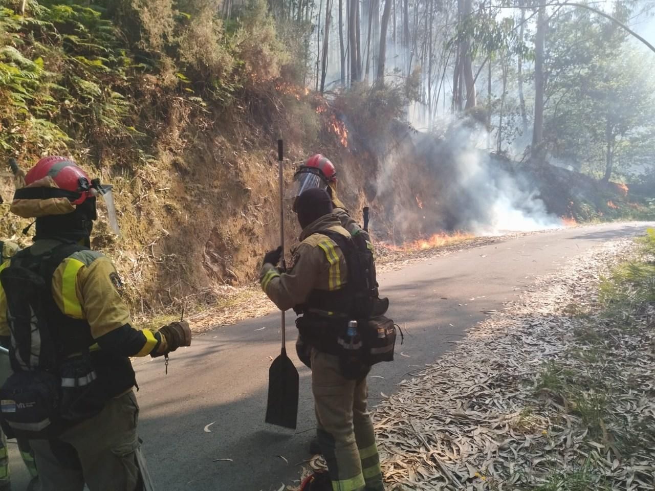 Así evoluciona el incendio que arrasa el monte de Meaño