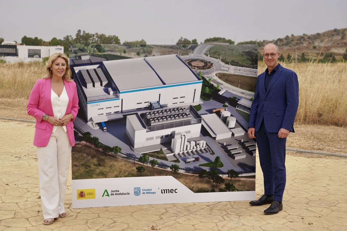 Carolina España y Jo de Boeck, junto a una infografía del futuro IMEC de Málaga