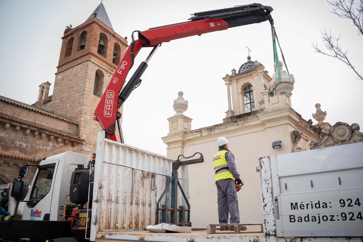 Trabajos de colocación de las nuevas cráteras en el Hornito de Santa Eulalia, dañadas en 2025.