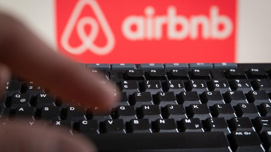 Archivo - FILED - 04 June 2020, Lower Saxony, Osnabrueck: The logo of "airbnb" can be read behind a computer keyboard. Photo: Friso Gentsch/dpa