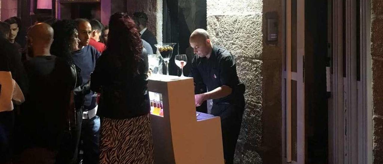 Un local sacó el mostrador a la calle y sirvió alcohol en copas de cristal. // Foto cedida por O Cimborrio