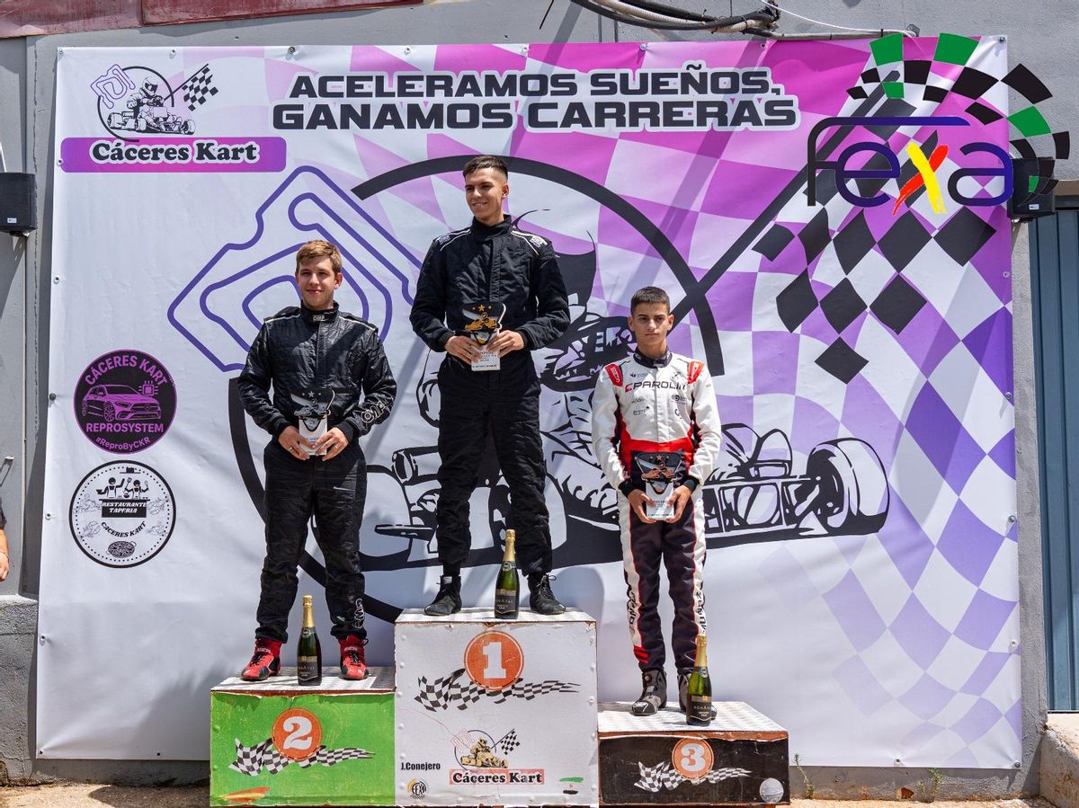Podio de la categoría de menos de 75 kilos.