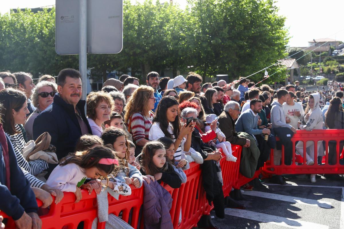 "Os Rompecolchóns 2.0" se impone en una carrera de camas de Meaño que deja espectaculares imágenes