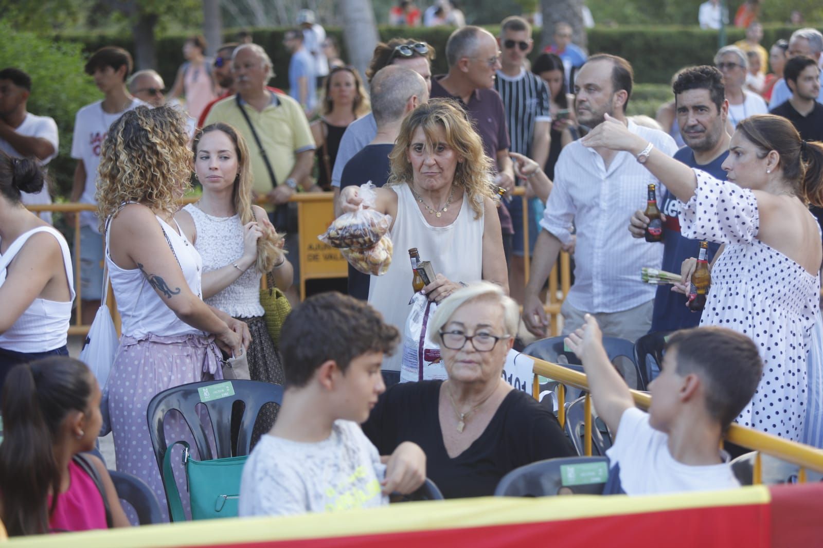 Búscate en los palcos de la Batalla de Flores de València 2022