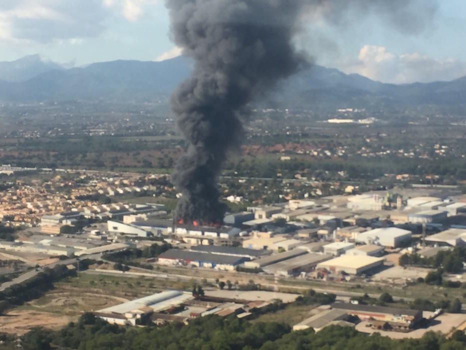 El incendio del polígono de Marratxí, visto desde el aire