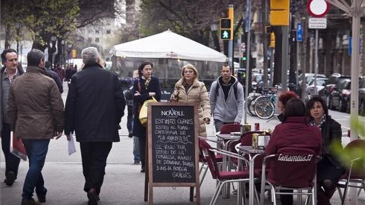 Ambiente en un tramo de la Rambla de Catalunya, cuyo pavimento es una de las prioridades de su anunciada reforma, este lunes.