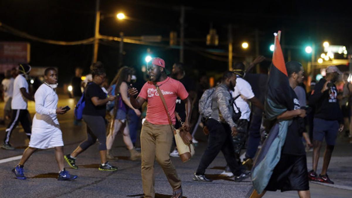 Manifestantes, en las calles de Ferguson, en la segunda noche de incidentes.