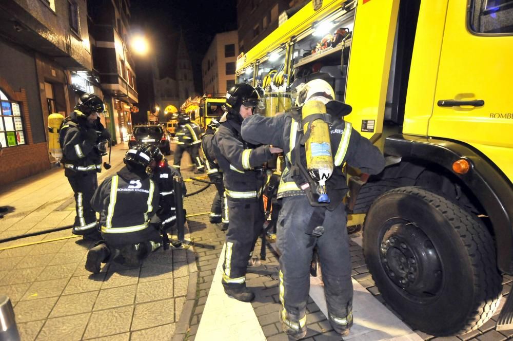 Una explosión obliga a desalojar un edificio del centro de Sama.