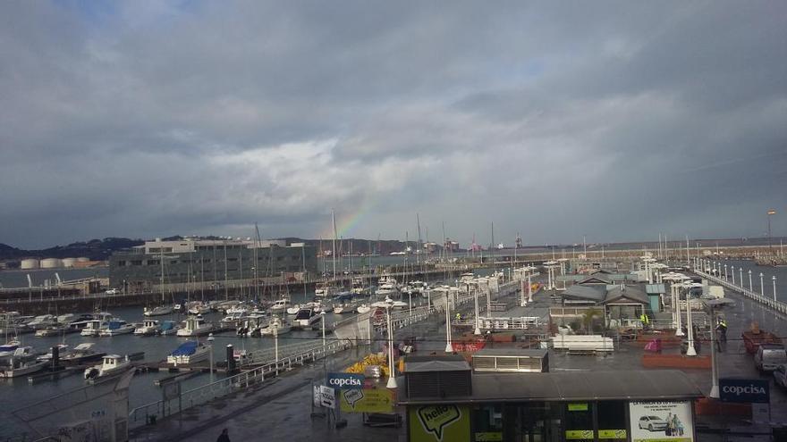 Tras la ciclogénesis... el arco iris ilumina Gijón