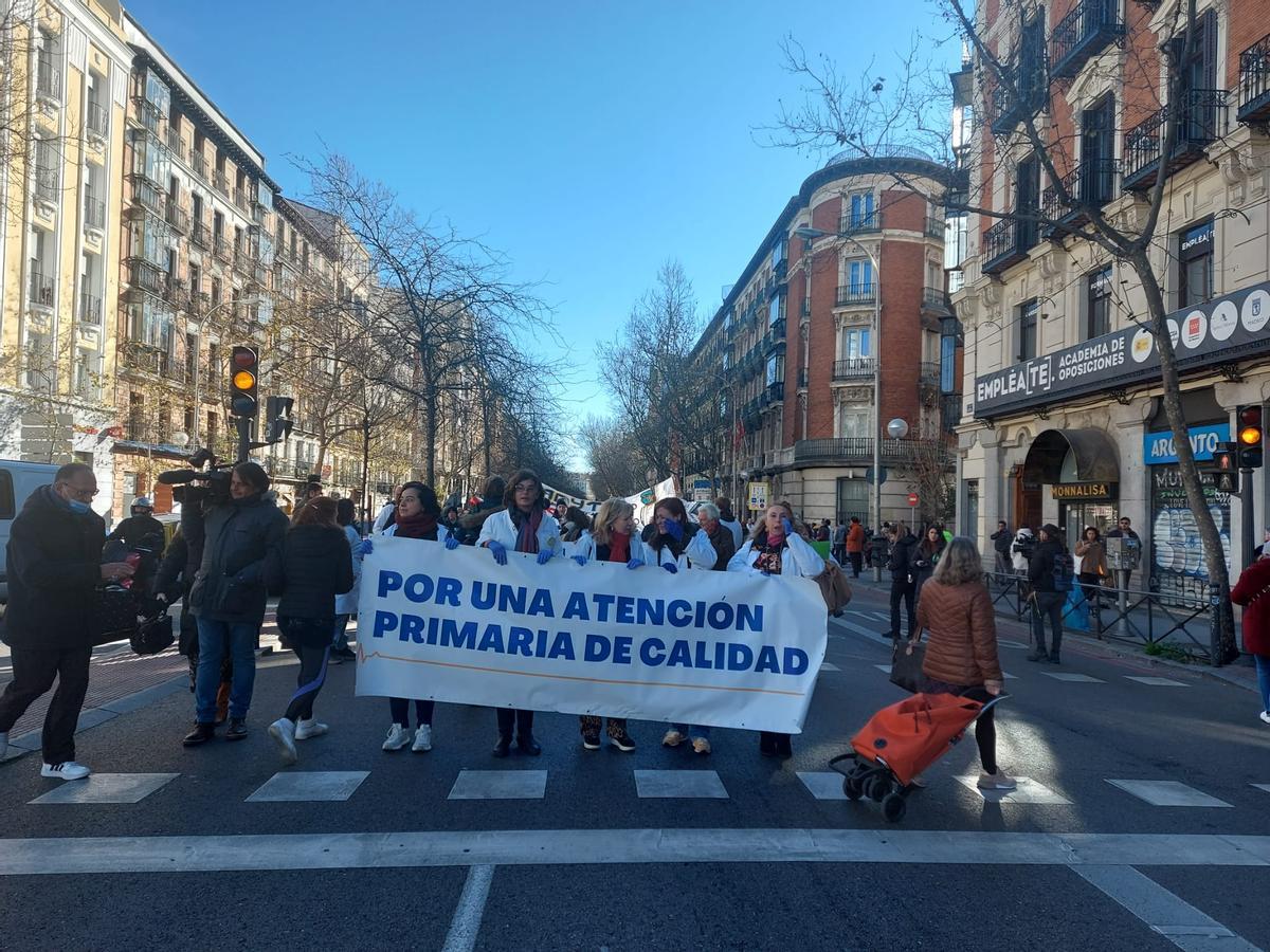 Marcha de médicos en la calle Sagasta este miércoles.