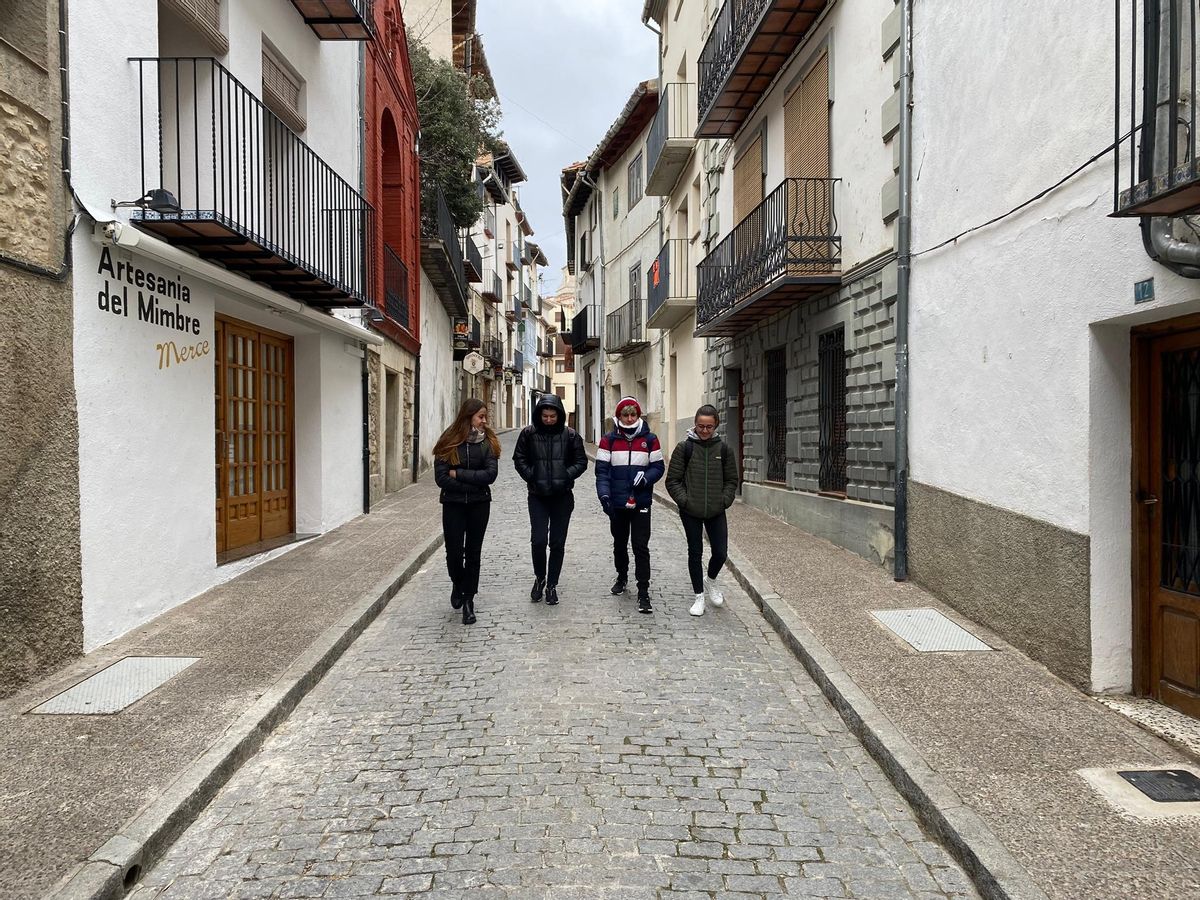 Personas caminando por una calle de Morella este lunes