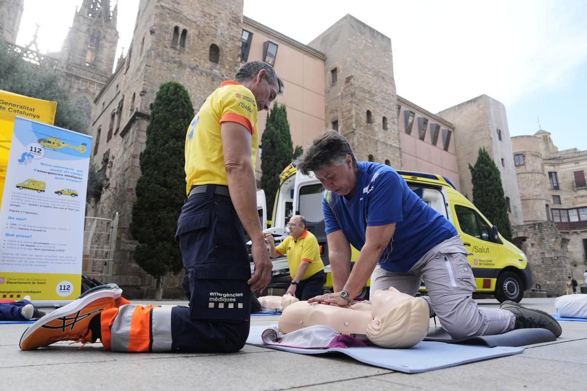 Bajo el lema "Tus manos salvan vidas" el Servicio de Emergencias Médicas (SEM) ha impartido un taller de reanimación cardiopulmonar a los ciudadanos que transitaban por la Plaza de la Catedral de Barcelona, enfatizando la importancia de la acción ciudadana en emergencias médicas.