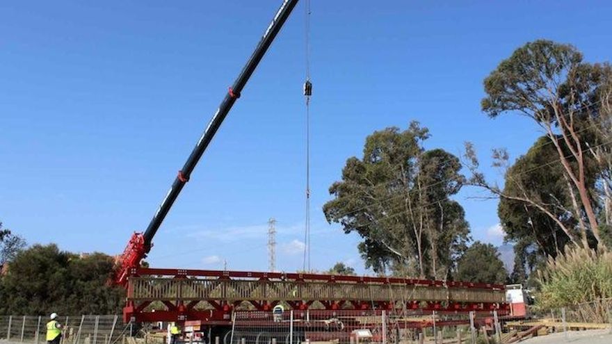 Un instante de la colocación de la nueva estructura viaria.