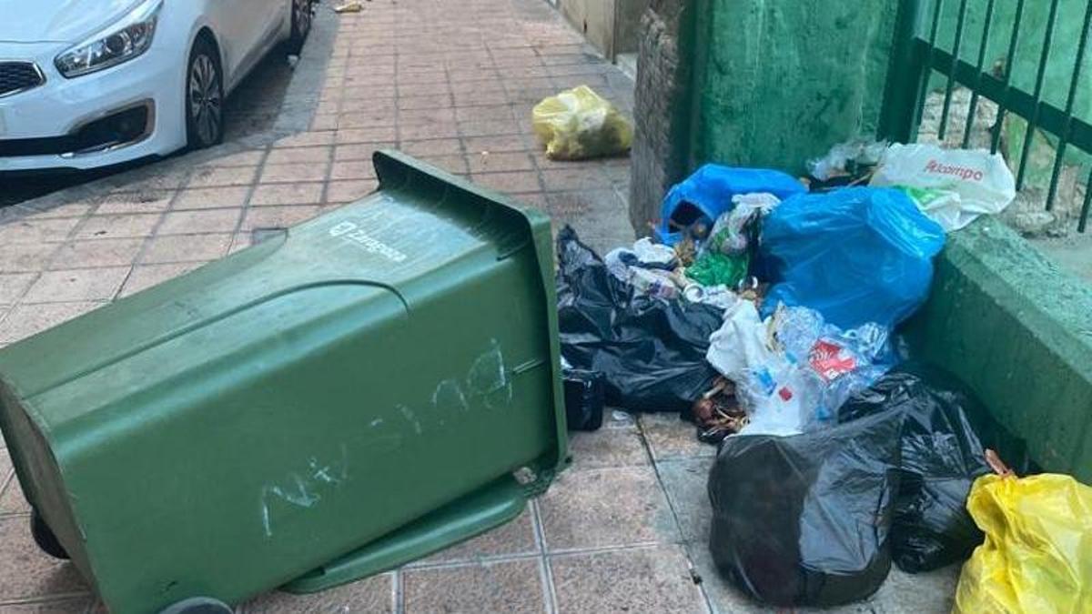 Un cubo de basura, derribado en una de las calles de El Gancho.