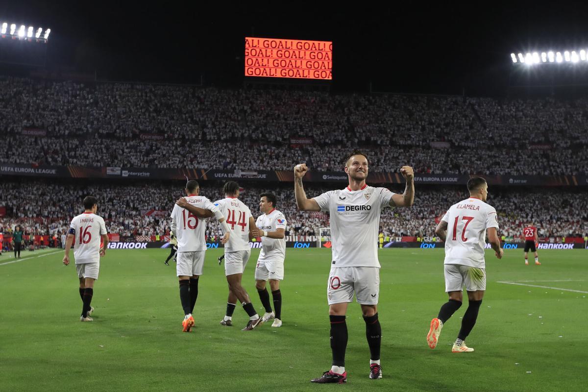 Ivan Rakitic, centrocampista croata del Sevilla FC celebra el segundo gol de su equipo ante el Manchester United durante el partido de vuelta de cuartos de final de Europa League