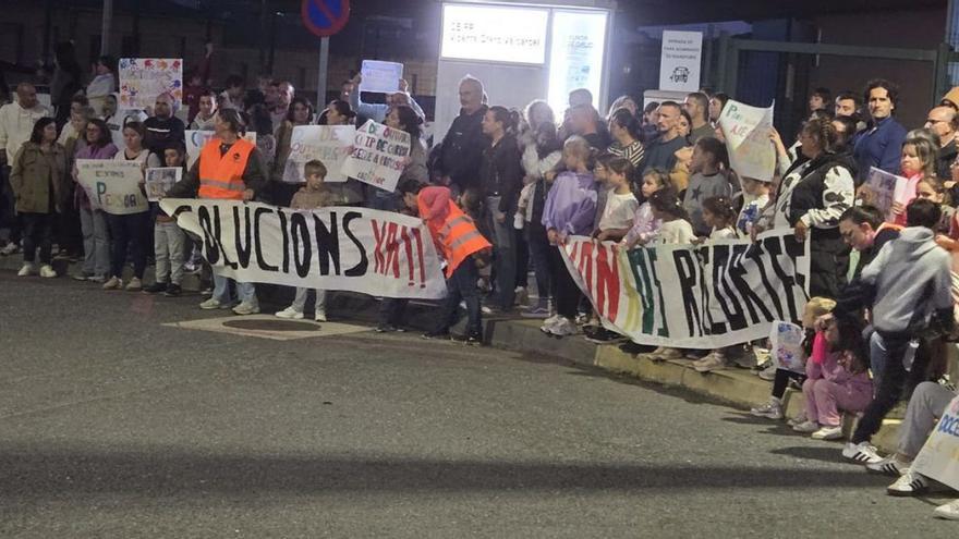Manifestación, este jueves en Carral, por más profesorado especialista para el Otero Valcárcel. | | LOC