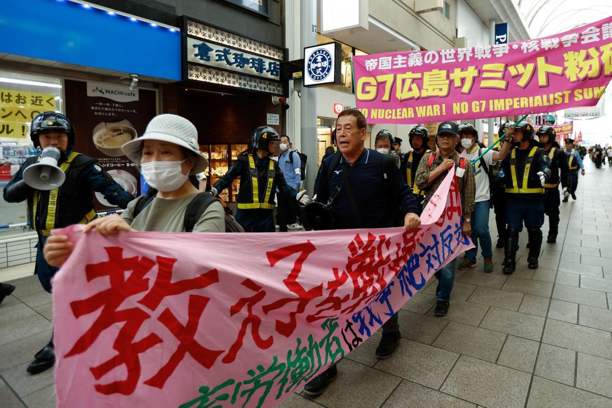 Los líderes del G7 visitan el Memorial Park para las víctimas de la bomba atómica en Hiroshima, entre protestas