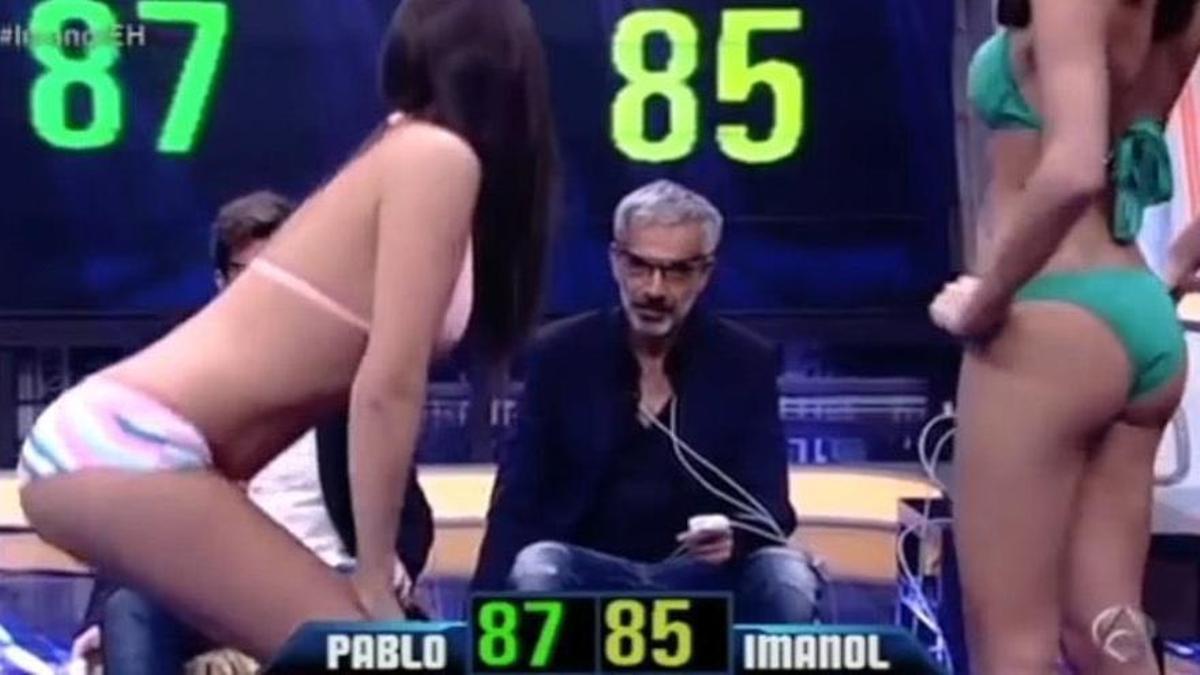 Pablo Motos e Imanol Arias compiten para ver quién controla mejor sus pulsaciones ante modelos en bikini.