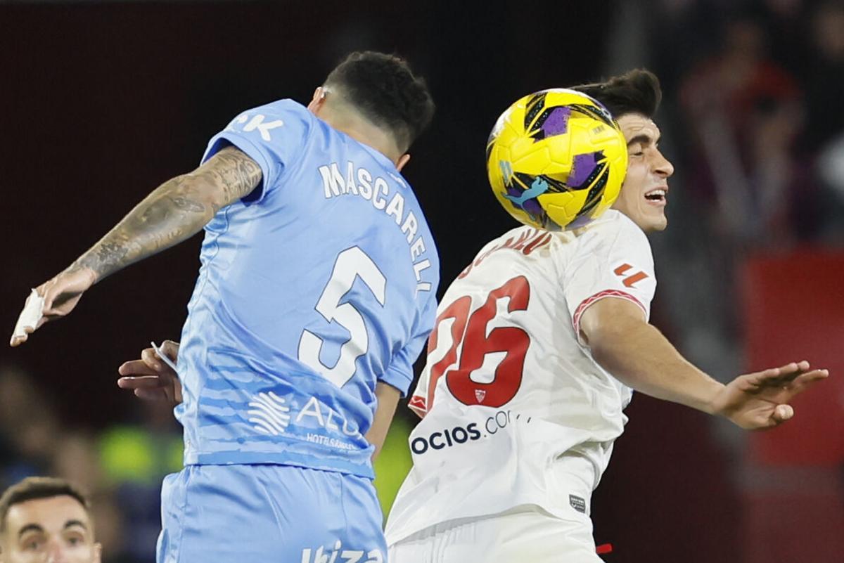 Juanlu Sánchez pelea un balón con Omar Mascarell