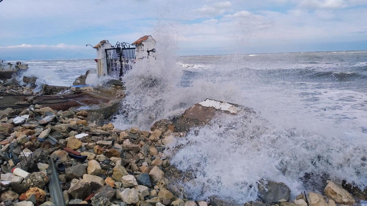 Las olas golpean las ruinas que dejó en primera línea el temporal Gloria