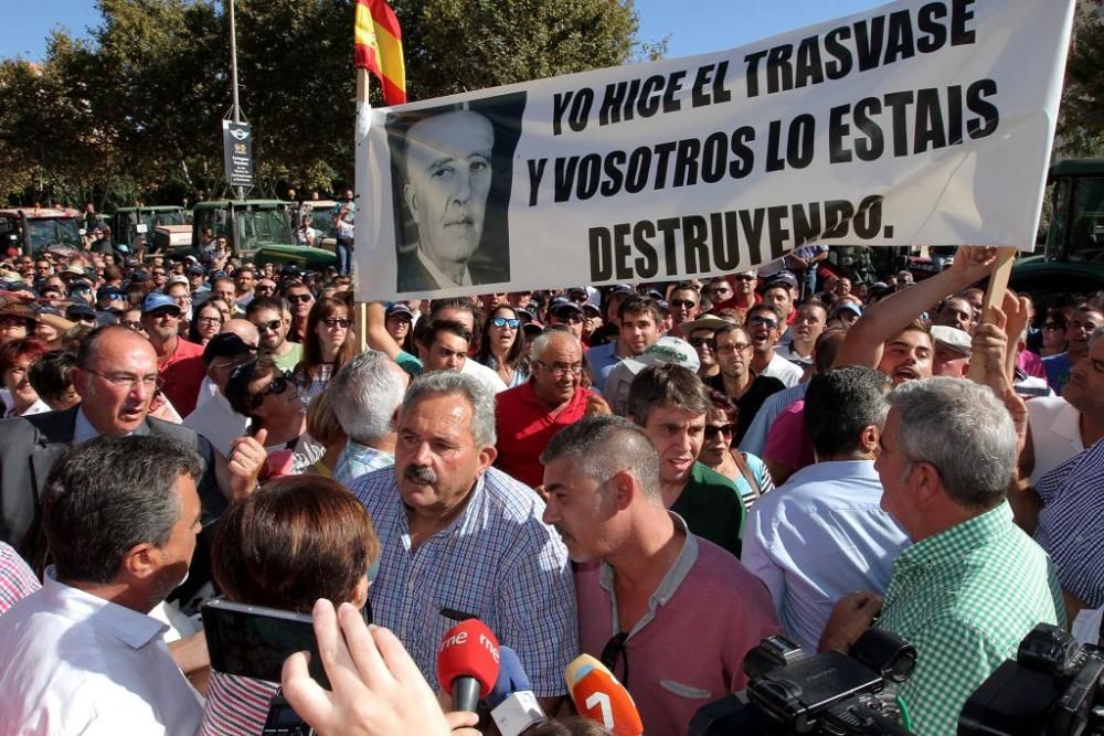 Protesta de agricultores en la Asamblea Regional