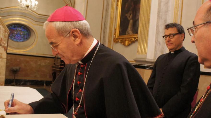 El Vaticano se desmarca del exnuncio que criticó la exhumación de Franco