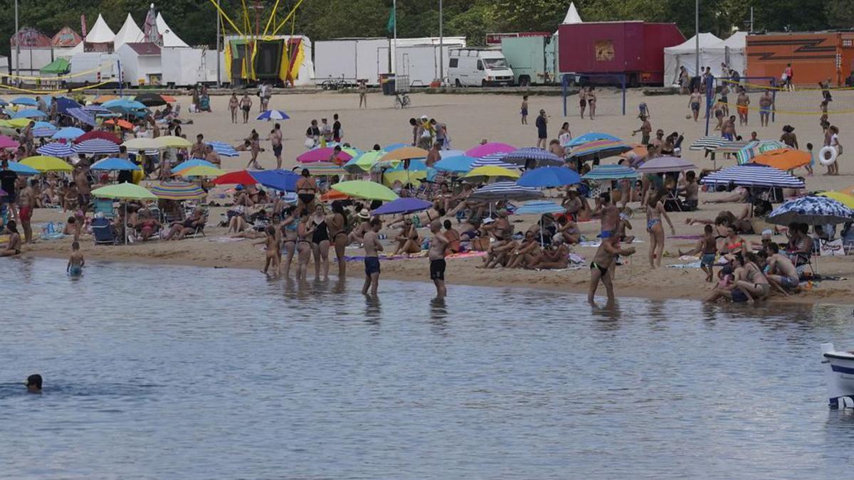 Banyistes a la platja de Palamós, en una foto d’arxiu. | MARC MARTÍ