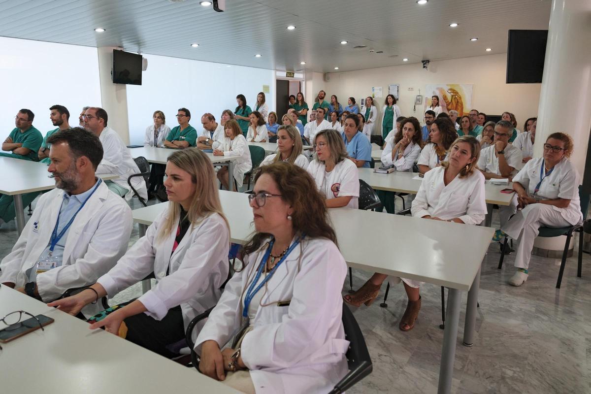 Numerosos profesionales del Hospital Doctor Negrín de Las Palmas de Gran Canaria en la presentación del Programa de Trasplantes de Pulmón.