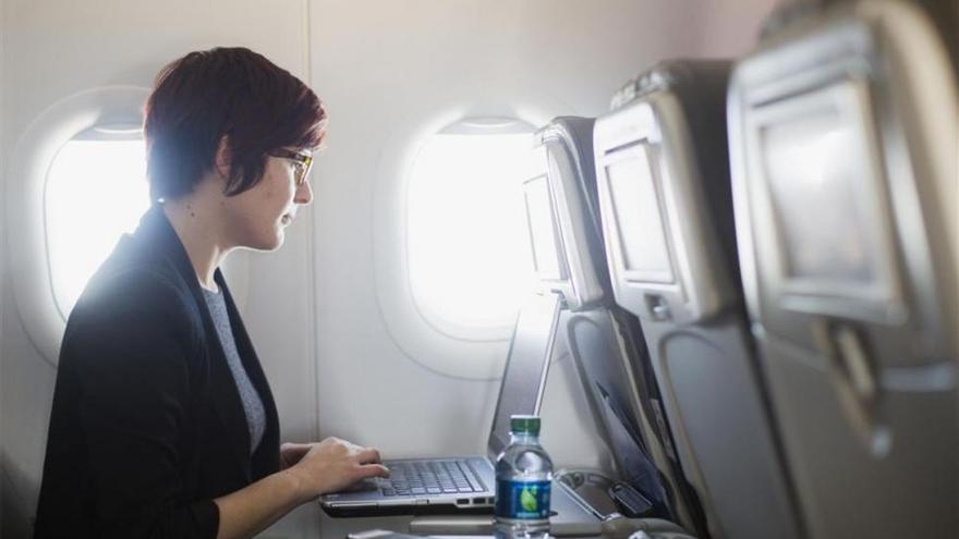 Wifi en el avión: qué compañías lo ofrecen y cuál es el precio