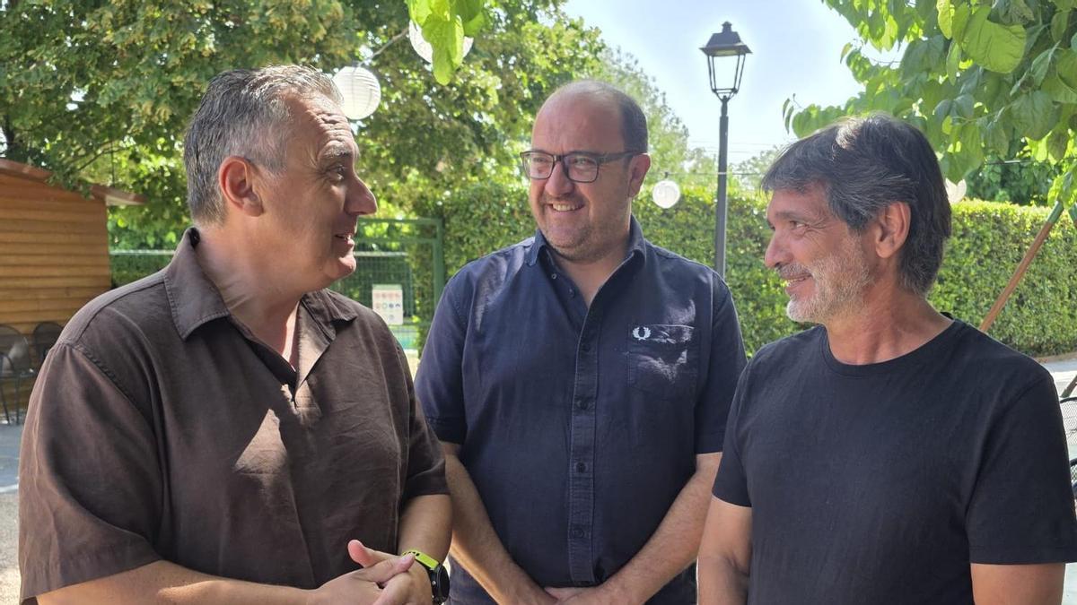 Els consellers comarcals Oriol Serrà i Germán Mas durant la presentació del conveni.