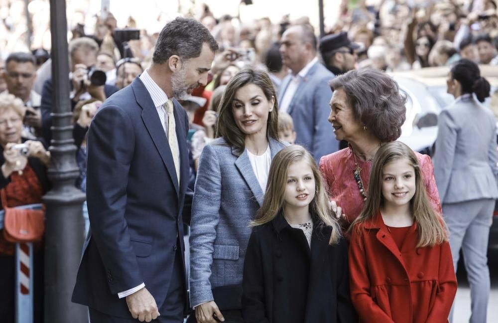Pünktlich, aber nicht vollzählig: Letizia und Felipe, ihre Kinder Leonor und Sofía sowie Altkönig Sofía fanden sich am Sonntag (16.4.) traditionsgemäß in Palma Kathedrale ein.