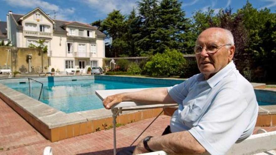 José Luis Pérez de Castro, en el jardín de su casa de Figueras, Castropol, al recibir a LA NUEVA ESPAÑA.  / luisma murias