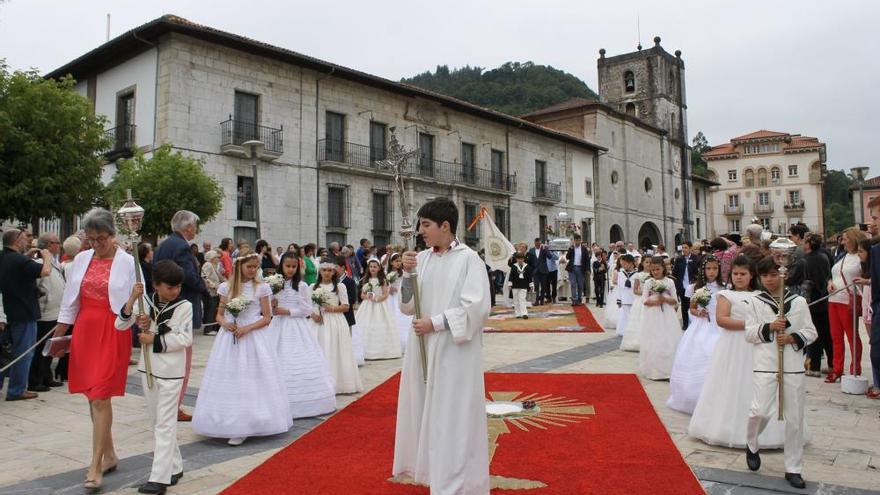 El Corpus Christi regresa con las alfombras ornamentales a la villa de Pravia