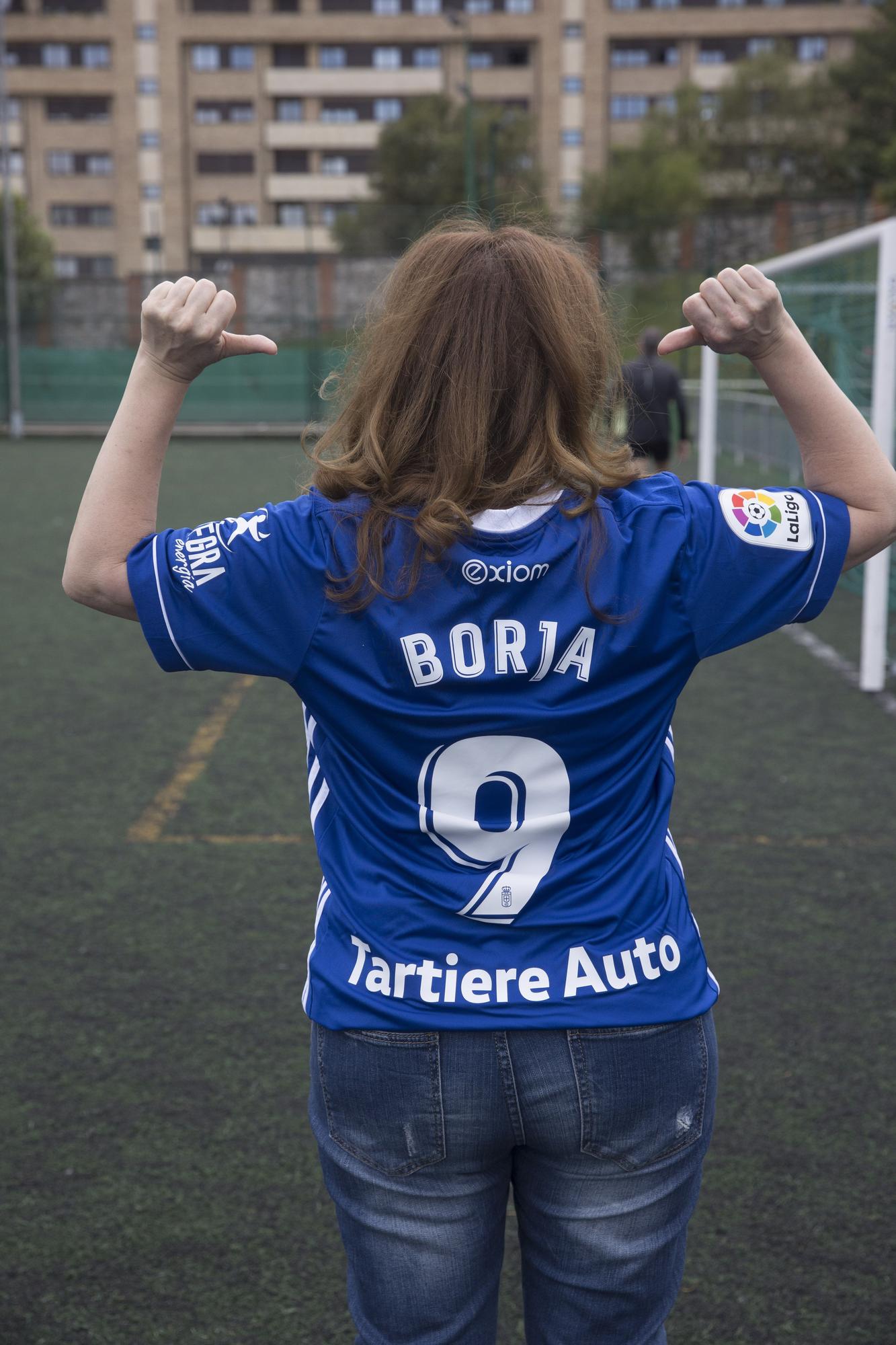 Los aficionados del Oviedo y del Sporting se visten de jugadores para el derbi