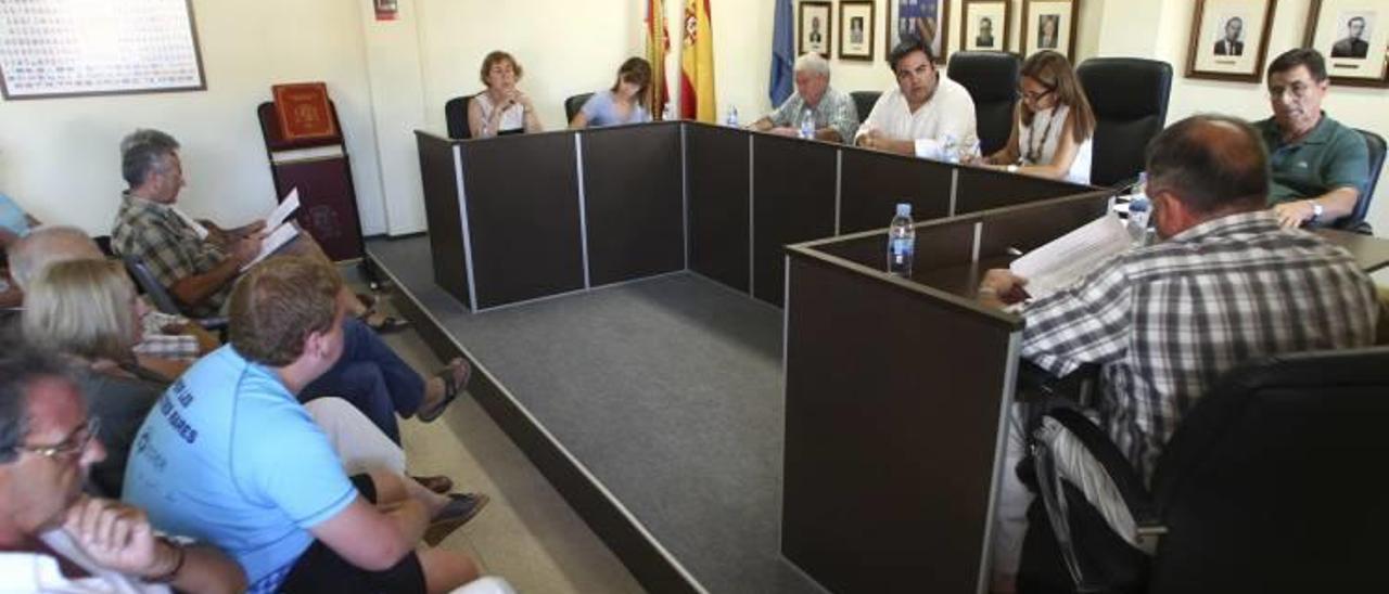 El alcalde investigado desoye  en el pleno de Torres Torres  todas las peticiones de dimisión