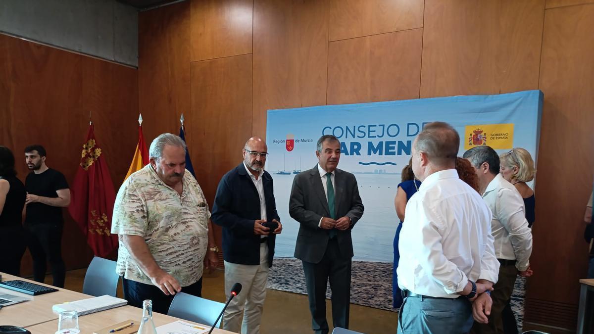 El consejero de Medio Ambiente, Juan María Vázquez, junto con su equipo y la comisionada del Ciclo del Agua, Laura Martín.