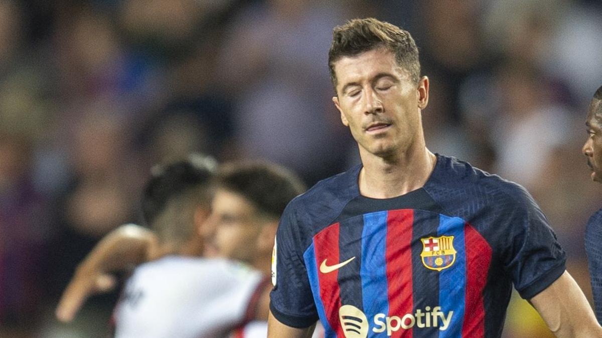 Lewandowski muestra su decepción por el empate al finalizar el partido.