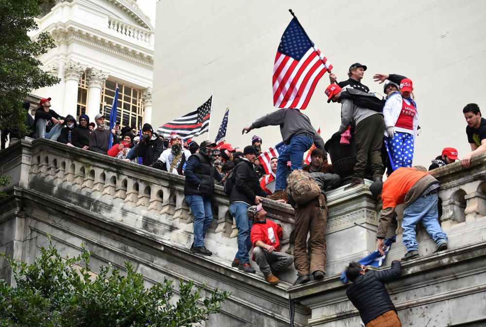 Una torba de seguidors de Trump assalta el Capitol