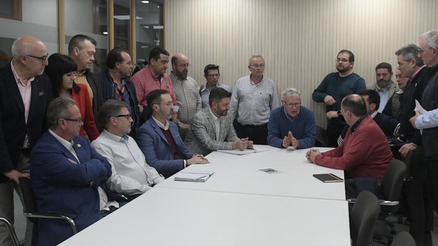 Reunión de Ribó y Galiana con los estamentos falleros para buscar soluciones.