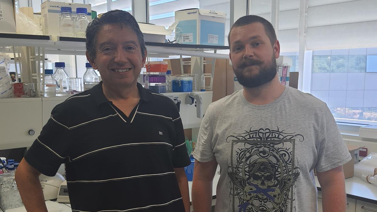 Alfonso Jaramillo (izquierda) y Adrian Racovita, en el laboratorio donde se ha desarrollado la proeza tecnológica.