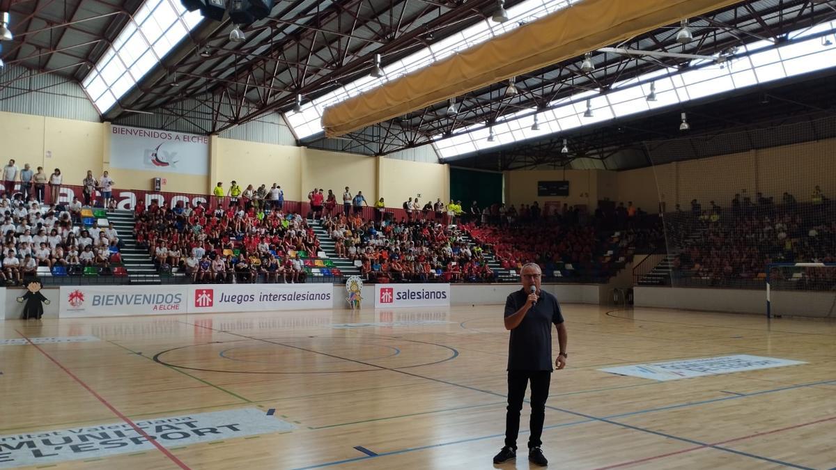 El concejal de Deportes, Vicente Alberola, en la presentación del encuentro ante cientos de jóvenes deportistas