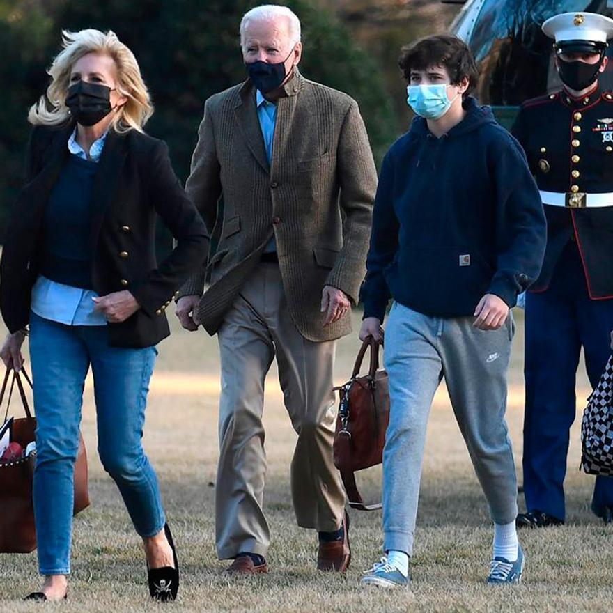 Jill Biden con sus zapatos &quot;pirata&quot; en su primer viaje familiar tras la proclamación de su marido como nuevo presidente de EE UU.