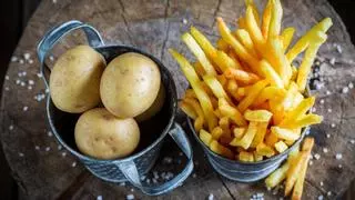 Los cocineros con Estrella Michelin coinciden: “El truco para unas patatas fritas perfectas es dejarlas antes en agua fría”