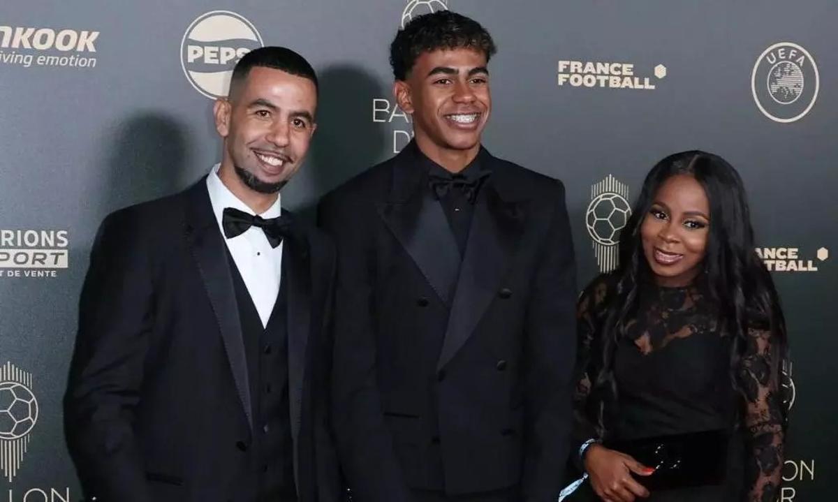 Lamine Yamal con sus padres