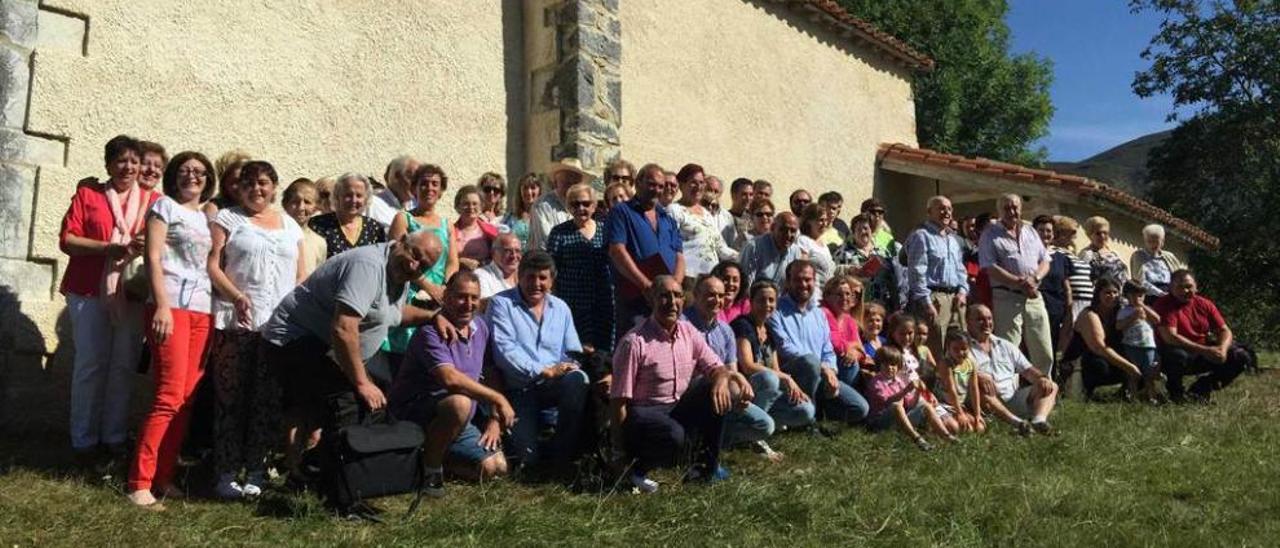 Asistentes a la espicha con motivo de la inauguración del panel solar de la ermita de la Visitación de Cardes, ayer, junto al templo piloñés.