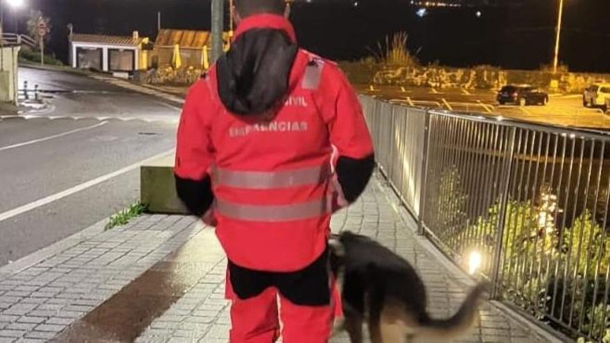 El voluntario de Protección Civil, con uno de los dos perros rescatados.