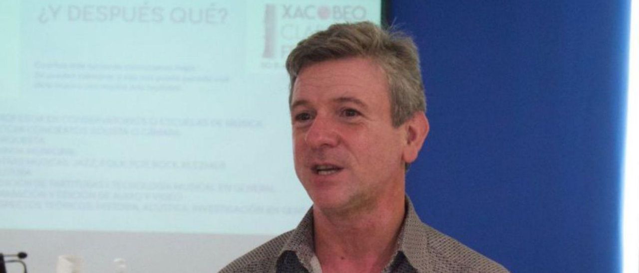 Josep Sancho, ayer, durante su conferencia ofrecida en Lalín. | BERNABÉ/JAVIER LALÍN